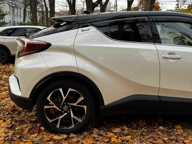 Белый Тойота C-HR, объемом двигателя 1.8 л и пробегом 79 тыс. км за 26290 $, фото 4 на Automoto.ua