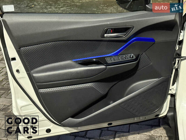 Белый Тойота C-HR, объемом двигателя 2 л и пробегом 46 тыс. км за 22000 $, фото 15 на Automoto.ua