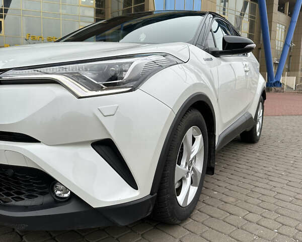 Белый Тойота C-HR, объемом двигателя 1.8 л и пробегом 66 тыс. км за 25999 $, фото 4 на Automoto.ua