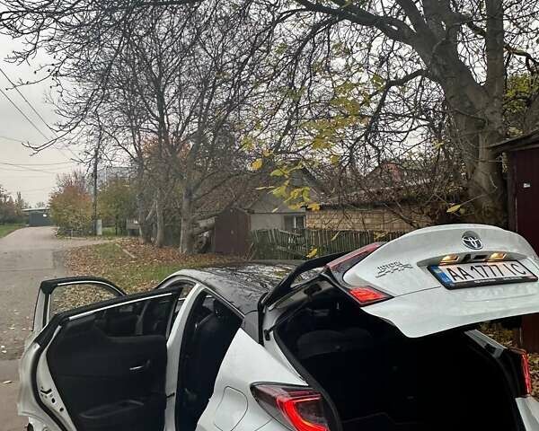 Тойота C-HR 2019 в Киеве на Automoto.ua Белый Тойота C-HR, объемом двигателя 1.8 л и пробегом 79 тыс. км за 25800 $, фото 33 на Automoto.ua