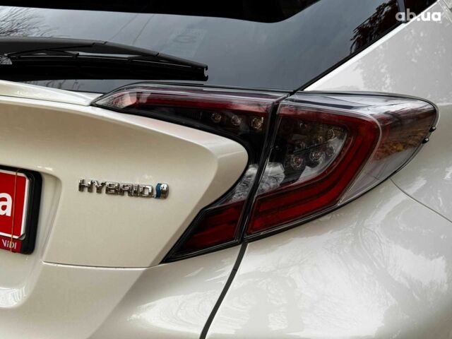 Белый Тойота C-HR, объемом двигателя 1.8 л и пробегом 79 тыс. км за 26290 $, фото 36 на Automoto.ua