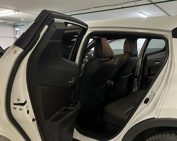 Белый Тойота C-HR, объемом двигателя 1.8 л и пробегом 89 тыс. км за 28500 $, фото 11 на Automoto.ua