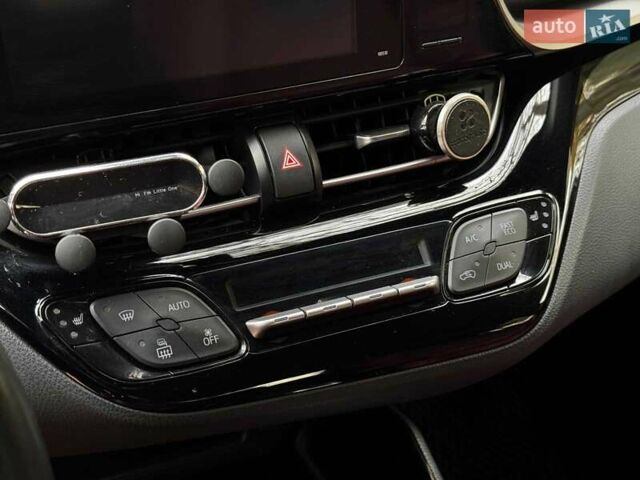 Белый Тойота C-HR, объемом двигателя 1.8 л и пробегом 79 тыс. км за 26290 $, фото 22 на Automoto.ua