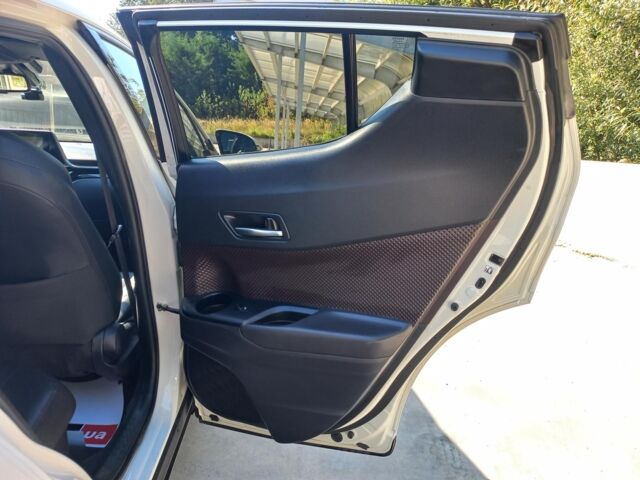 Белый Тойота C-HR, объемом двигателя 1.8 л и пробегом 113 тыс. км за 27480 $, фото 27 на Automoto.ua