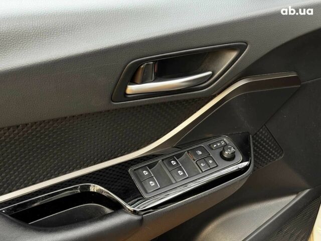 Белый Тойота C-HR, объемом двигателя 1.8 л и пробегом 79 тыс. км за 26290 $, фото 17 на Automoto.ua