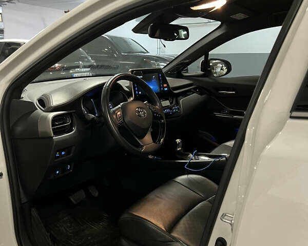 Белый Тойота C-HR, объемом двигателя 1.8 л и пробегом 89 тыс. км за 28500 $, фото 2 на Automoto.ua