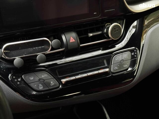 Белый Тойота C-HR, объемом двигателя 1.8 л и пробегом 79 тыс. км за 26290 $, фото 22 на Automoto.ua