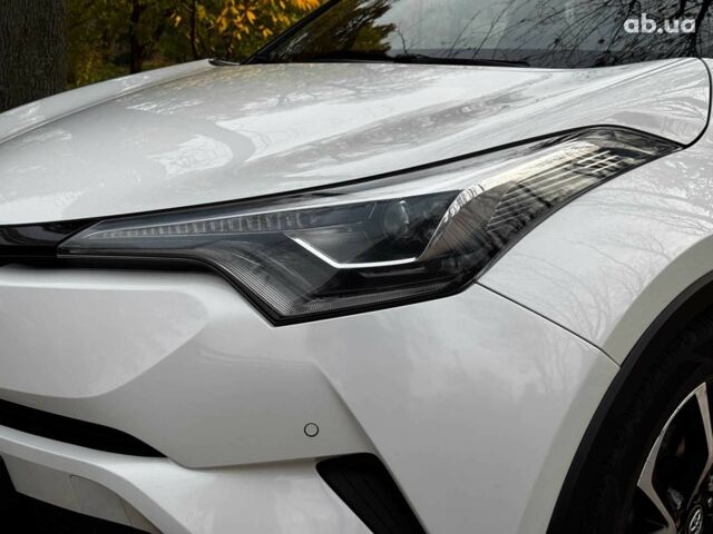 Белый Тойота C-HR, объемом двигателя 1.8 л и пробегом 79 тыс. км за 26290 $, фото 14 на Automoto.ua