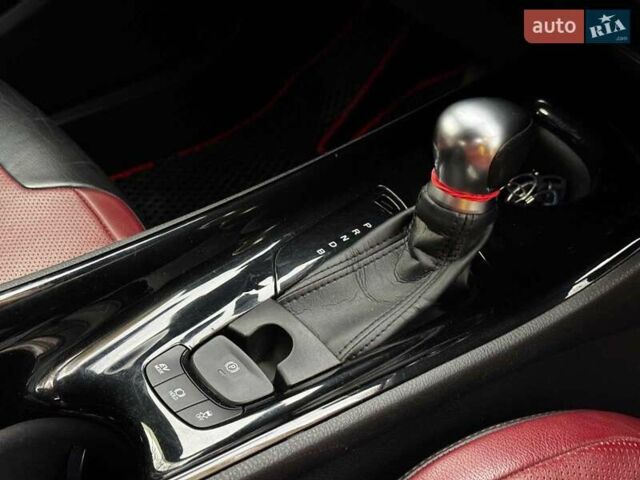 Белый Тойота C-HR, объемом двигателя 1.8 л и пробегом 79 тыс. км за 26290 $, фото 32 на Automoto.ua