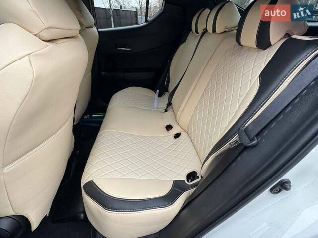 Белый Тойота C-HR, объемом двигателя 1.2 л и пробегом 92 тыс. км за 20490 $, фото 8 на Automoto.ua