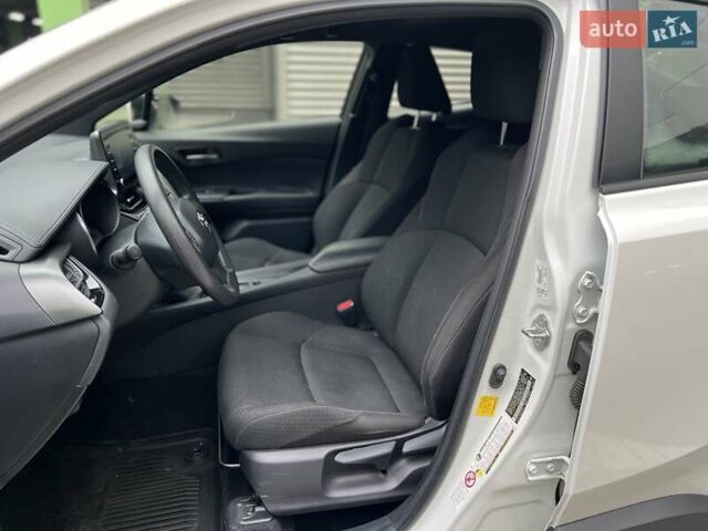 Белый Тойота C-HR, объемом двигателя 1.99 л и пробегом 66 тыс. км за 19300 $, фото 25 на Automoto.ua