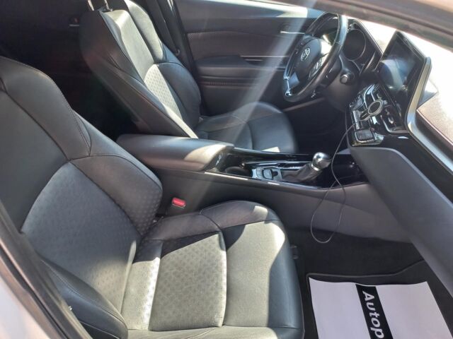 Белый Тойота C-HR, объемом двигателя 1.8 л и пробегом 113 тыс. км за 27480 $, фото 25 на Automoto.ua