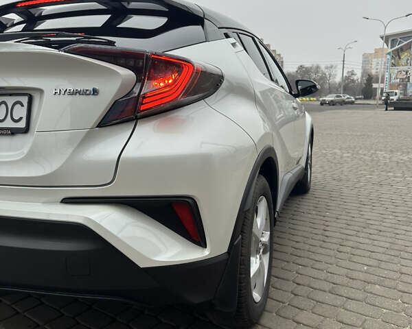 Белый Тойота C-HR, объемом двигателя 1.8 л и пробегом 66 тыс. км за 25999 $, фото 21 на Automoto.ua