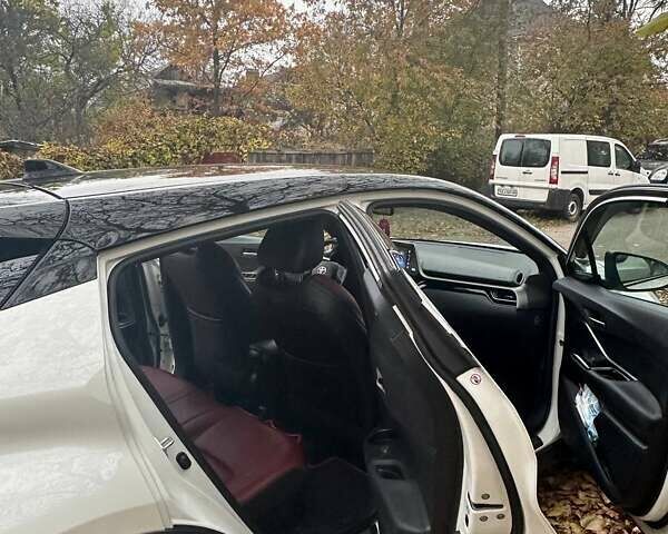Тойота C-HR 2019 в Киеве на Automoto.ua Белый Тойота C-HR, объемом двигателя 1.8 л и пробегом 79 тыс. км за 25800 $, фото 30 на Automoto.ua