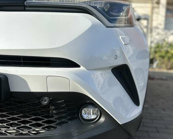 Білий Тойота C-HR, об'ємом двигуна 1.2 л та пробігом 105 тис. км за 20700 $, фото 7 на Automoto.ua