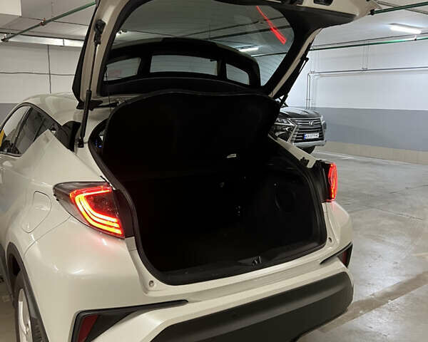 Белый Тойота C-HR, объемом двигателя 1.8 л и пробегом 89 тыс. км за 28500 $, фото 28 на Automoto.ua