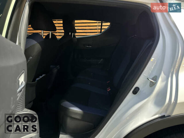 Белый Тойота C-HR, объемом двигателя 2 л и пробегом 46 тыс. км за 22000 $, фото 22 на Automoto.ua