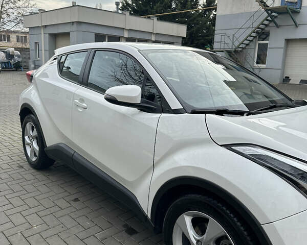 Белый Тойота C-HR, объемом двигателя 1.8 л и пробегом 102 тыс. км за 26000 $, фото 2 на Automoto.ua