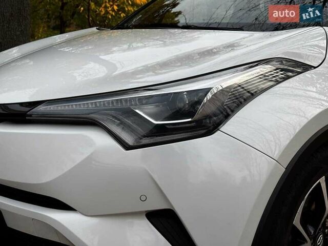Белый Тойота C-HR, объемом двигателя 1.8 л и пробегом 79 тыс. км за 26290 $, фото 14 на Automoto.ua