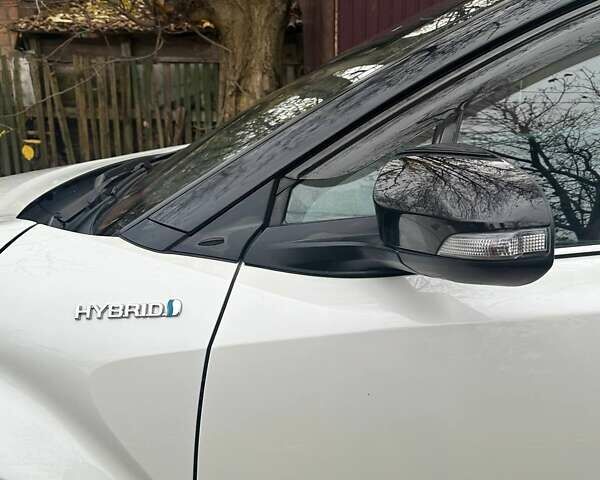Тойота C-HR 2019 в Киеве на Automoto.ua Белый Тойота C-HR, объемом двигателя 1.8 л и пробегом 79 тыс. км за 25800 $, фото 16 на Automoto.ua