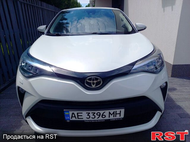 Белый Тойота C-HR, объемом двигателя 1.2 л и пробегом 42 тыс. км за 19500 $, фото 1 на Automoto.ua
