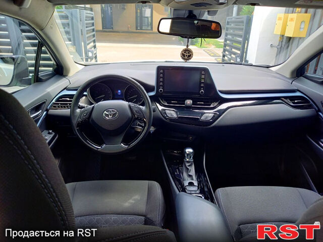 Белый Тойота C-HR, объемом двигателя 1.2 л и пробегом 42 тыс. км за 19500 $, фото 6 на Automoto.ua