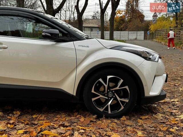 Белый Тойота C-HR, объемом двигателя 1.8 л и пробегом 79 тыс. км за 26290 $, фото 3 на Automoto.ua