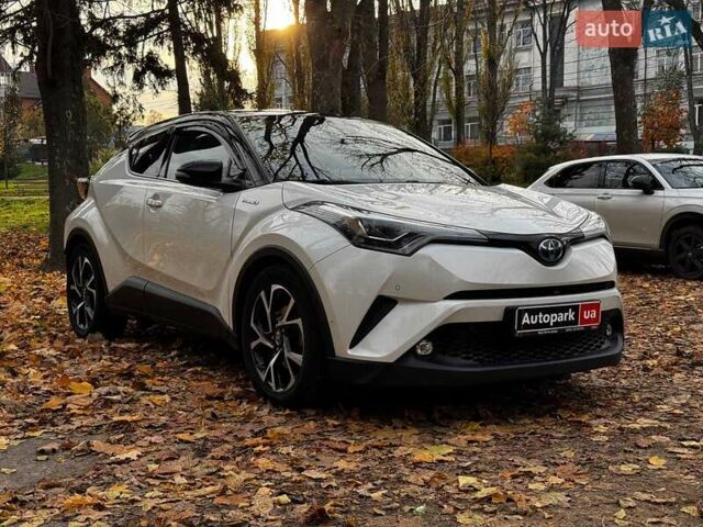 Белый Тойота C-HR, объемом двигателя 1.8 л и пробегом 79 тыс. км за 26290 $, фото 2 на Automoto.ua