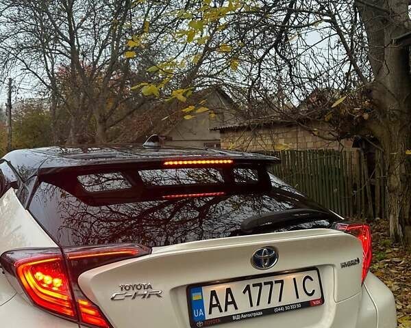 Тойота C-HR 2019 в Киеве на Automoto.ua Белый Тойота C-HR, объемом двигателя 1.8 л и пробегом 79 тыс. км за 25800 $, фото 11 на Automoto.ua