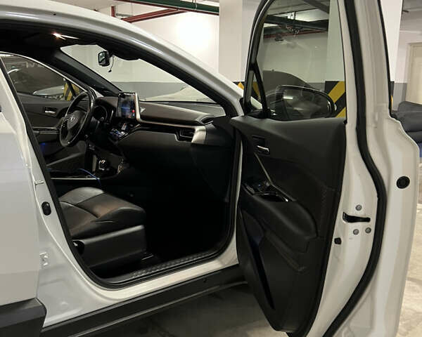 Белый Тойота C-HR, объемом двигателя 1.8 л и пробегом 89 тыс. км за 28500 $, фото 9 на Automoto.ua