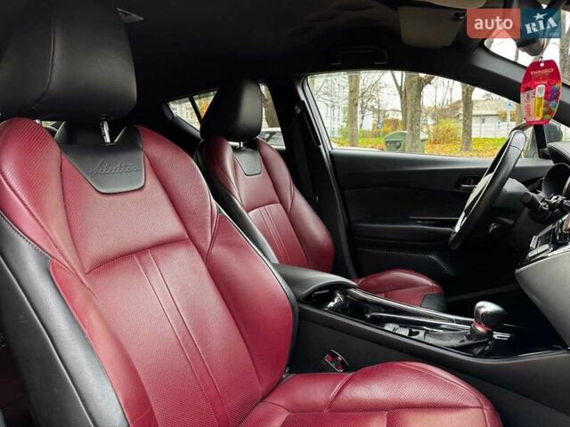 Белый Тойота C-HR, объемом двигателя 1.8 л и пробегом 79 тыс. км за 26290 $, фото 28 на Automoto.ua