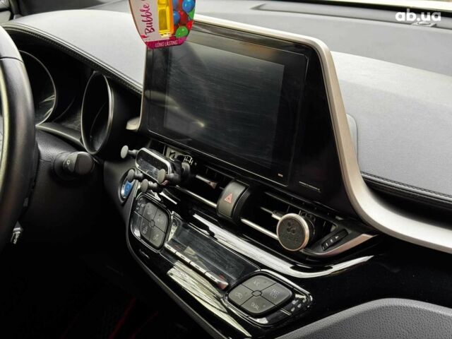 Белый Тойота C-HR, объемом двигателя 1.8 л и пробегом 79 тыс. км за 26290 $, фото 31 на Automoto.ua