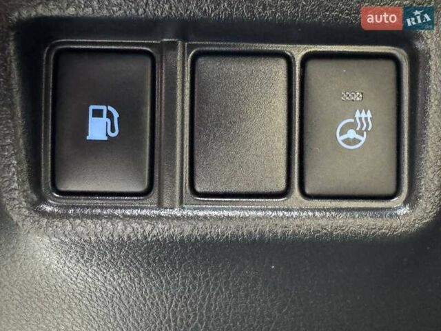 Белый Тойота C-HR, объемом двигателя 1.2 л и пробегом 92 тыс. км за 20490 $, фото 18 на Automoto.ua