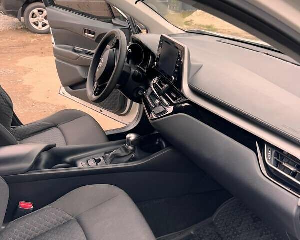Білий Тойота C-HR, об'ємом двигуна 2 л та пробігом 91 тис. км за 19900 $, фото 6 на Automoto.ua