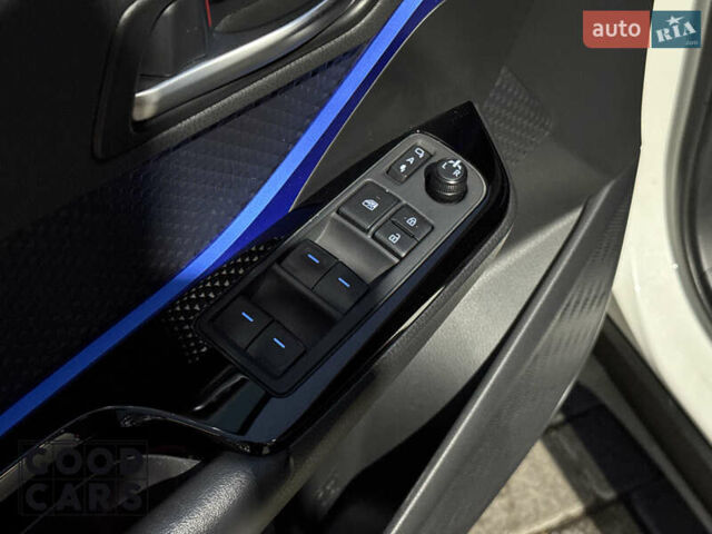 Белый Тойота C-HR, объемом двигателя 2 л и пробегом 46 тыс. км за 22000 $, фото 16 на Automoto.ua