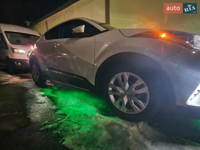 Білий Тойота C-HR, об'ємом двигуна 1.99 л та пробігом 176 тис. км за 22000 $, фото 16 на Automoto.ua