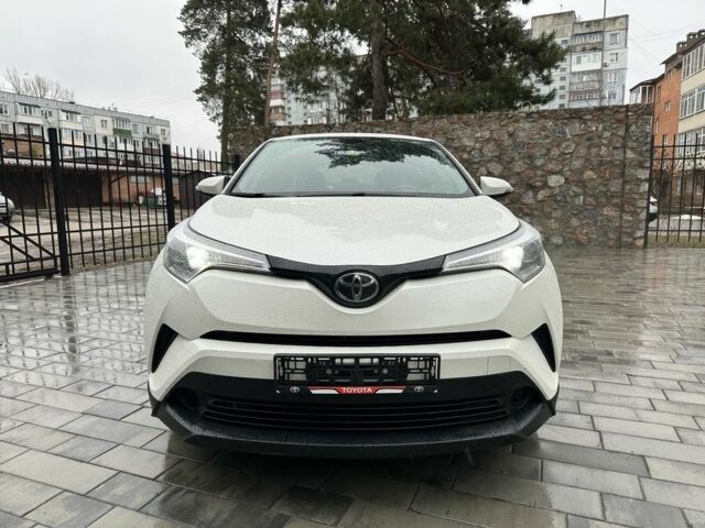 Белый Тойота C-HR, объемом двигателя 2 л и пробегом 69 тыс. км за 22500 $, фото 3 на Automoto.ua