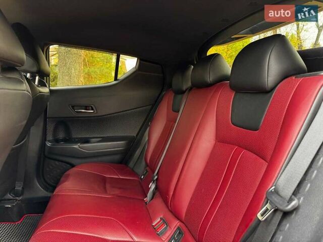 Белый Тойота C-HR, объемом двигателя 1.8 л и пробегом 79 тыс. км за 26290 $, фото 26 на Automoto.ua