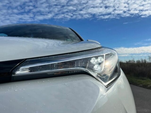 Білий Тойота C-HR, об'ємом двигуна 2 л та пробігом 58 тис. км за 10000 $, фото 5 на Automoto.ua