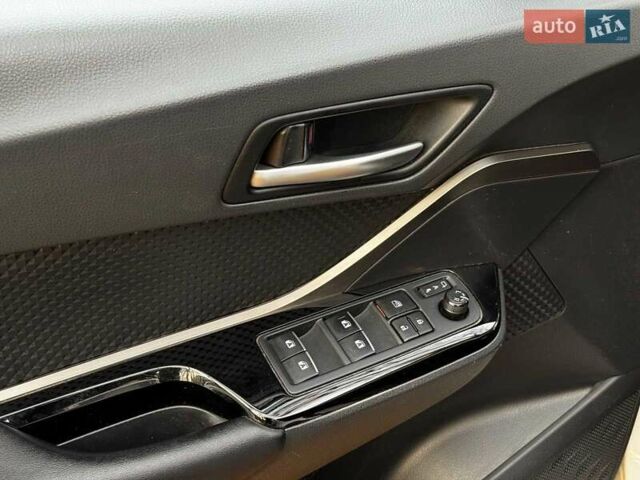 Белый Тойота C-HR, объемом двигателя 1.8 л и пробегом 79 тыс. км за 26290 $, фото 17 на Automoto.ua