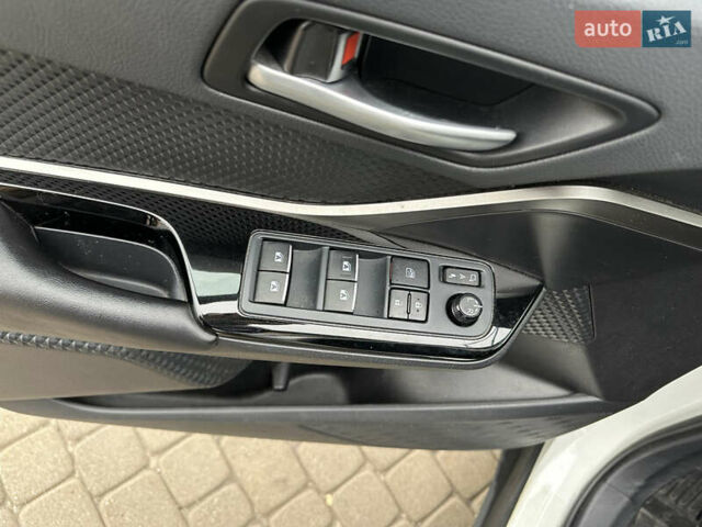 Белый Тойота C-HR, объемом двигателя 1.8 л и пробегом 66 тыс. км за 25999 $, фото 14 на Automoto.ua
