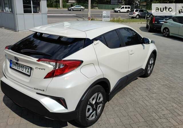 Белый Тойота C-HR, объемом двигателя 0 л и пробегом 17 тыс. км за 24500 $, фото 10 на Automoto.ua