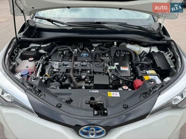 Белый Тойота C-HR, объемом двигателя 1.8 л и пробегом 35 тыс. км за 17500 $, фото 7 на Automoto.ua