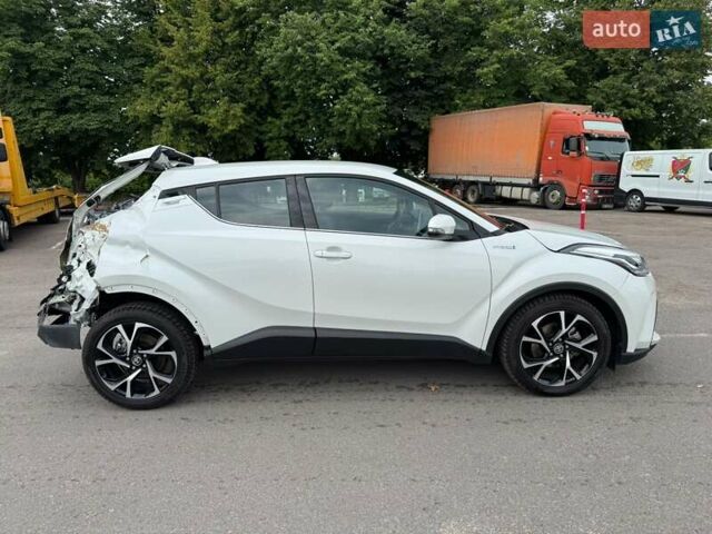 Белый Тойота C-HR, объемом двигателя 1.8 л и пробегом 35 тыс. км за 17500 $, фото 2 на Automoto.ua