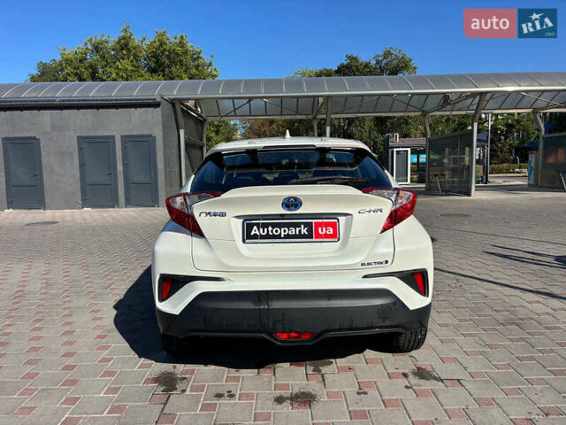 Белый Тойота C-HR, объемом двигателя 0 л и пробегом 75 тыс. км за 18990 $, фото 3 на Automoto.ua