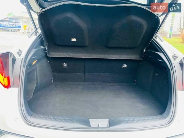 Белый Тойота C-HR, объемом двигателя 1.99 л и пробегом 91 тыс. км за 26350 $, фото 28 на Automoto.ua