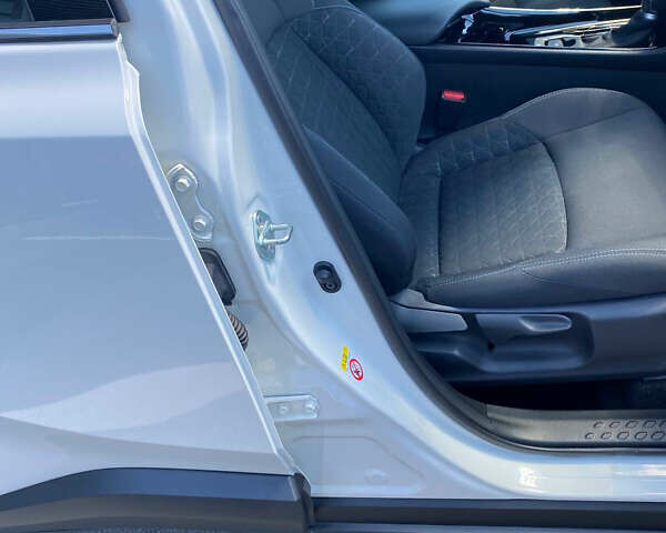 Белый Тойота C-HR, объемом двигателя 1.2 л и пробегом 40 тыс. км за 24900 $, фото 19 на Automoto.ua
