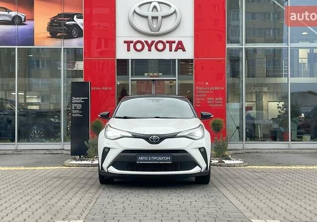 Белый Тойота C-HR, объемом двигателя 1.99 л и пробегом 64 тыс. км за 27507 $, фото 1 на Automoto.ua