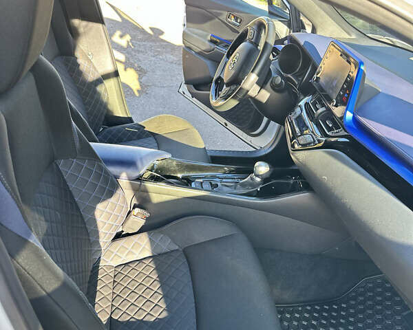 Белый Тойота C-HR, объемом двигателя 1.99 л и пробегом 76 тыс. км за 20999 $, фото 5 на Automoto.ua