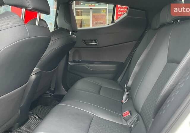 Белый Тойота C-HR, объемом двигателя 1.99 л и пробегом 64 тыс. км за 27507 $, фото 6 на Automoto.ua